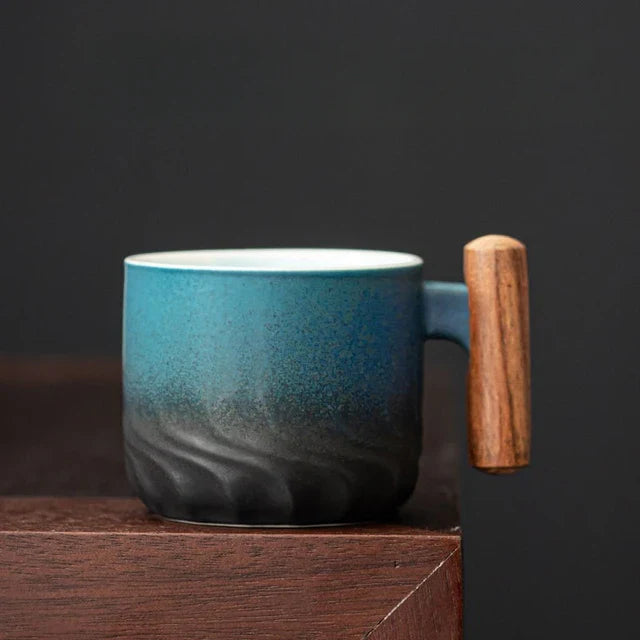 Handgemaakt keramieken espressokopje met houten handvat
