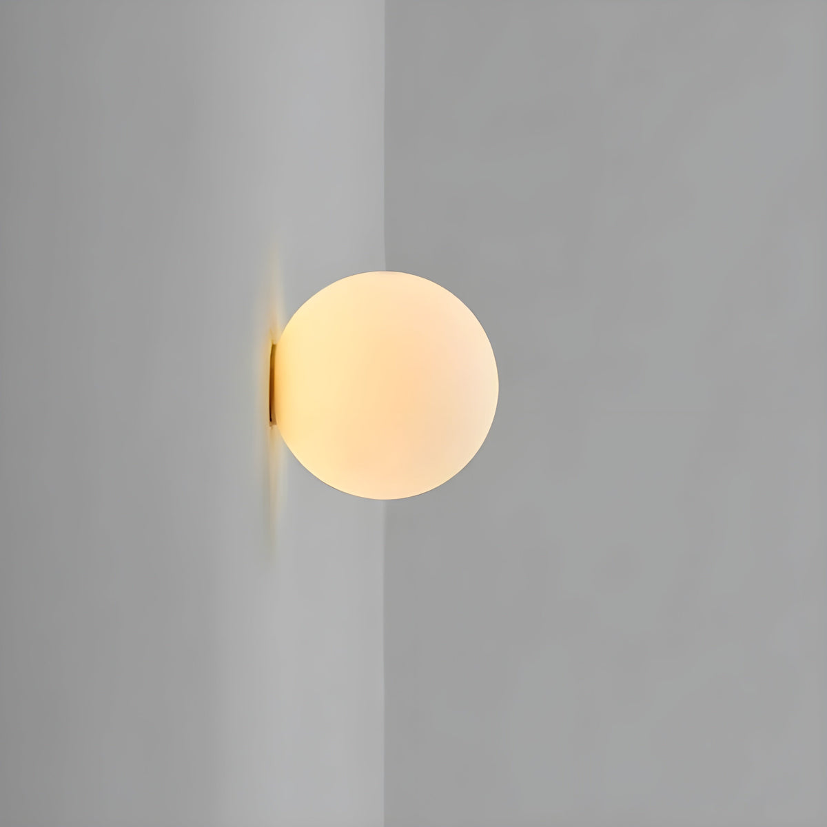 Glazen wandlamp met matglas bol en E27 fitting