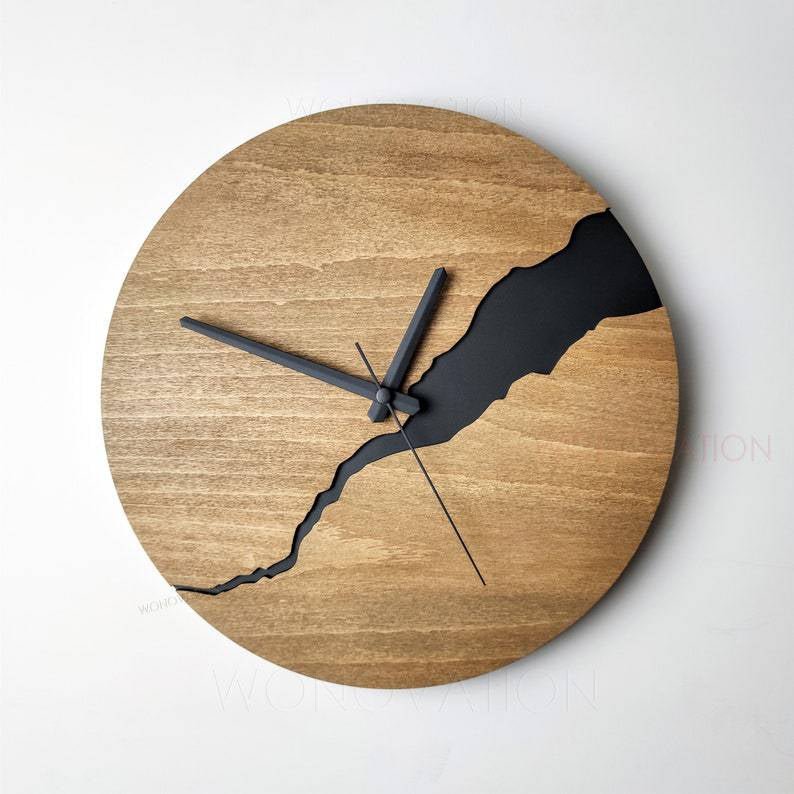 Houten wandklok met minimalistisch design