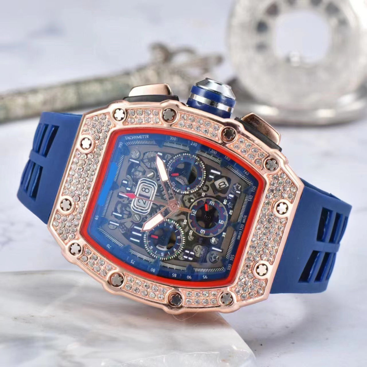 Luxe herenhorloge in tonneauvorm met strass-versiering