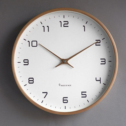 Massief houten wandklok met minimalistisch Scandinavisch design