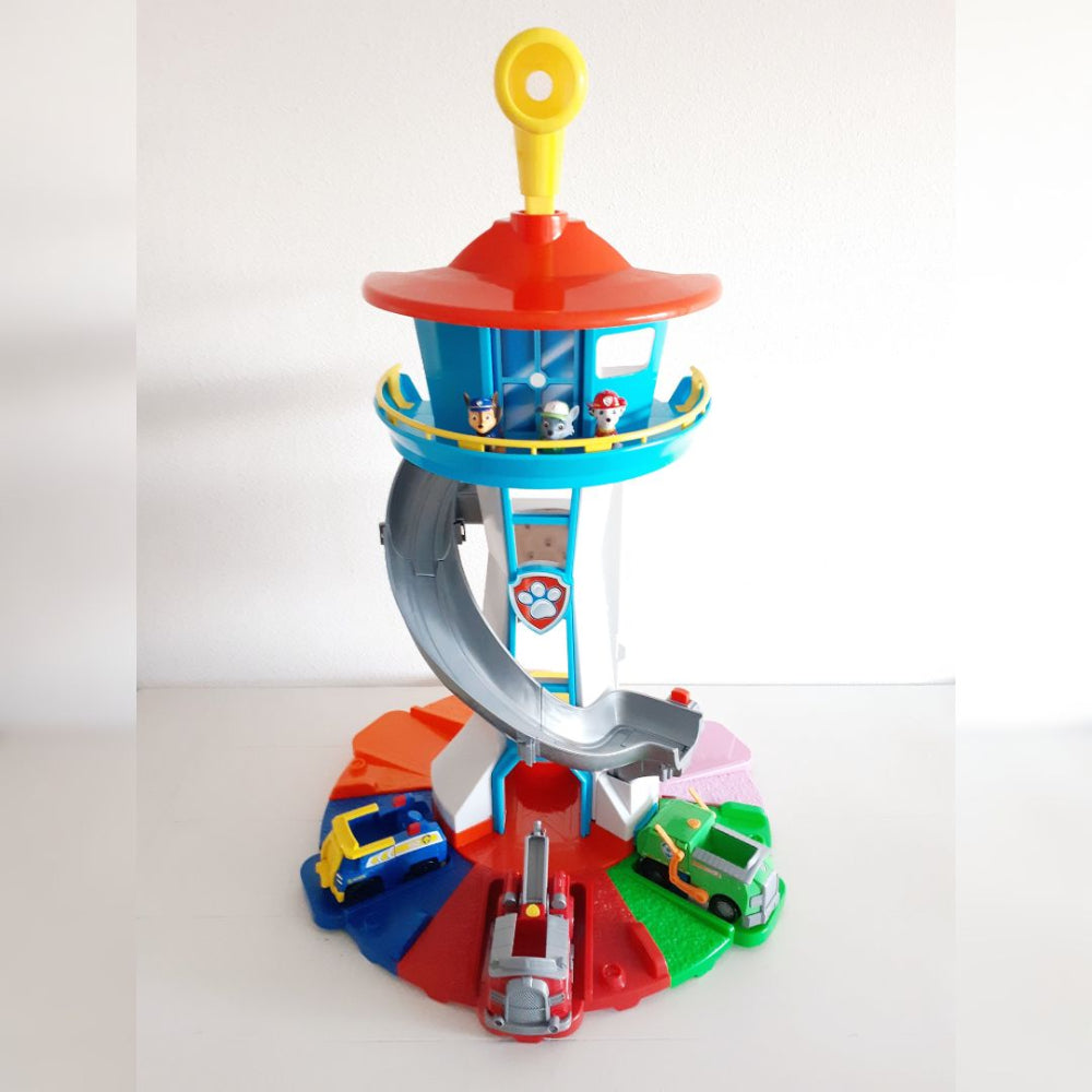 Interactieve speelgoedtoren met glijbaan en speelfiguurtjes