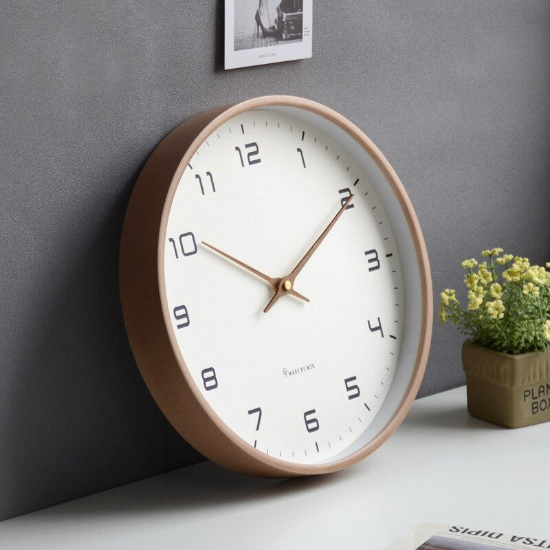 Massief houten wandklok met minimalistisch Scandinavisch design