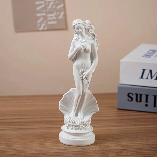 Aphrodite standbeeld van hars met schelpbasis