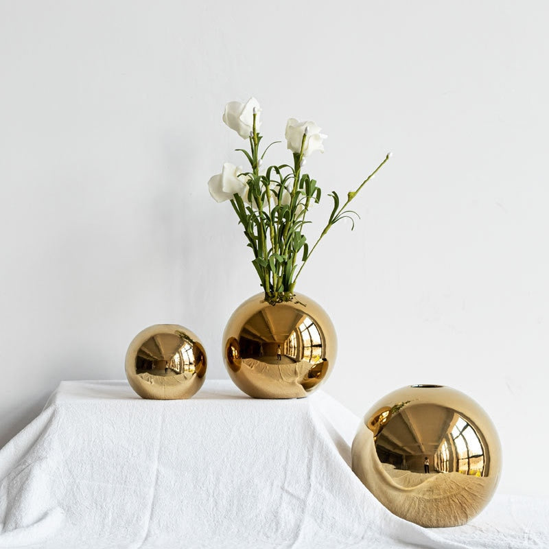 Gouden keramische bolvaas met glanzende afwerking