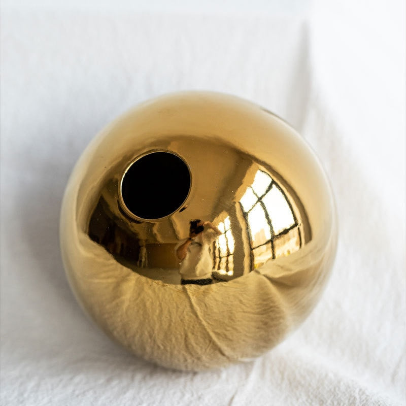 Gouden keramische bolvaas met glanzende afwerking