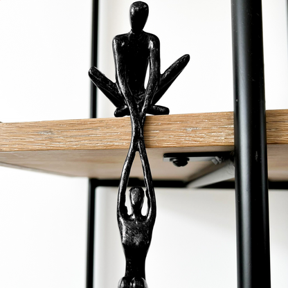 Decoratief abstract beeldhouwwerk met verbonden figuren