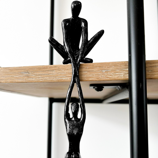 Decoratief abstract beeldhouwwerk met verbonden figuren