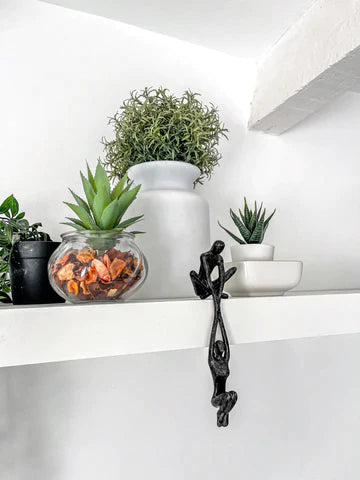 Decoratief abstract beeldhouwwerk met verbonden figuren