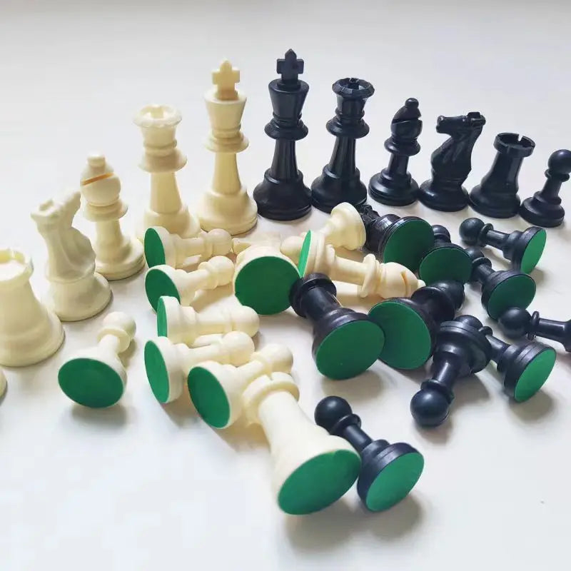 Houten schaakset met 32 klassieke schaakstukken