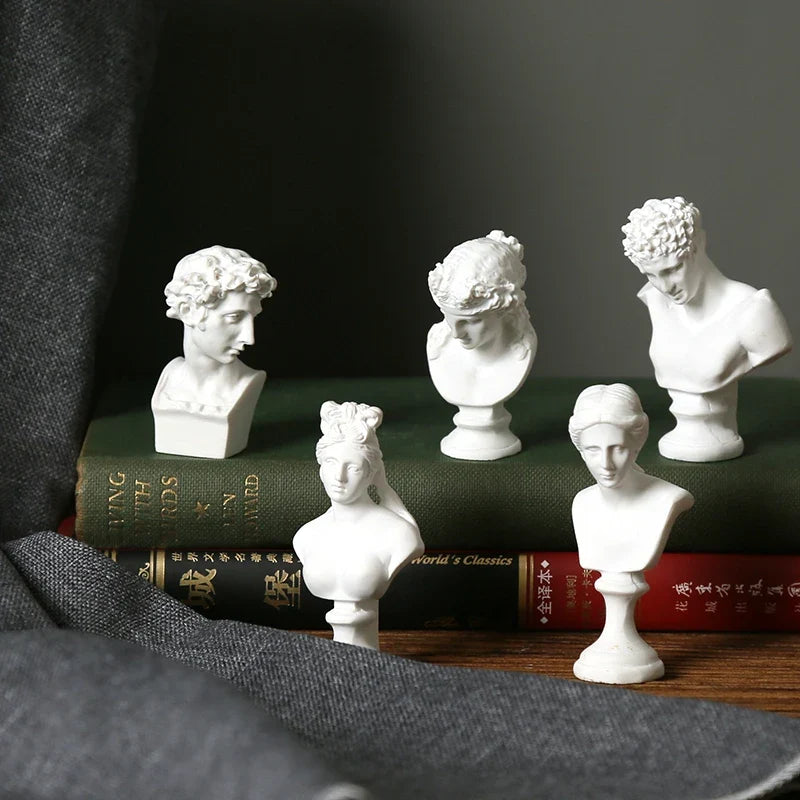 Miniatuur buste van hars met klassiek ontwerp