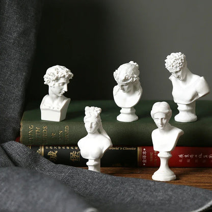 Miniatuur buste van hars met klassiek ontwerp