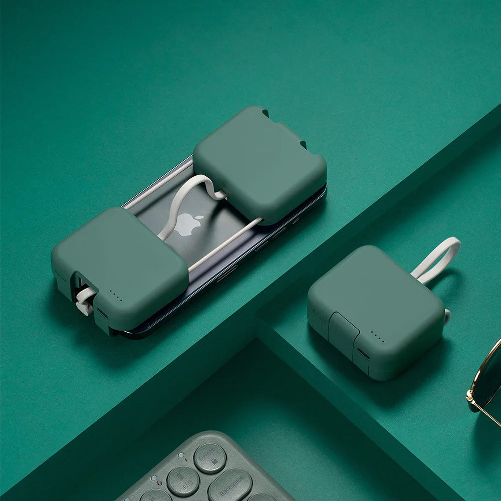 Compacte powerbank van 4000 mAh met ingebouwde kabels