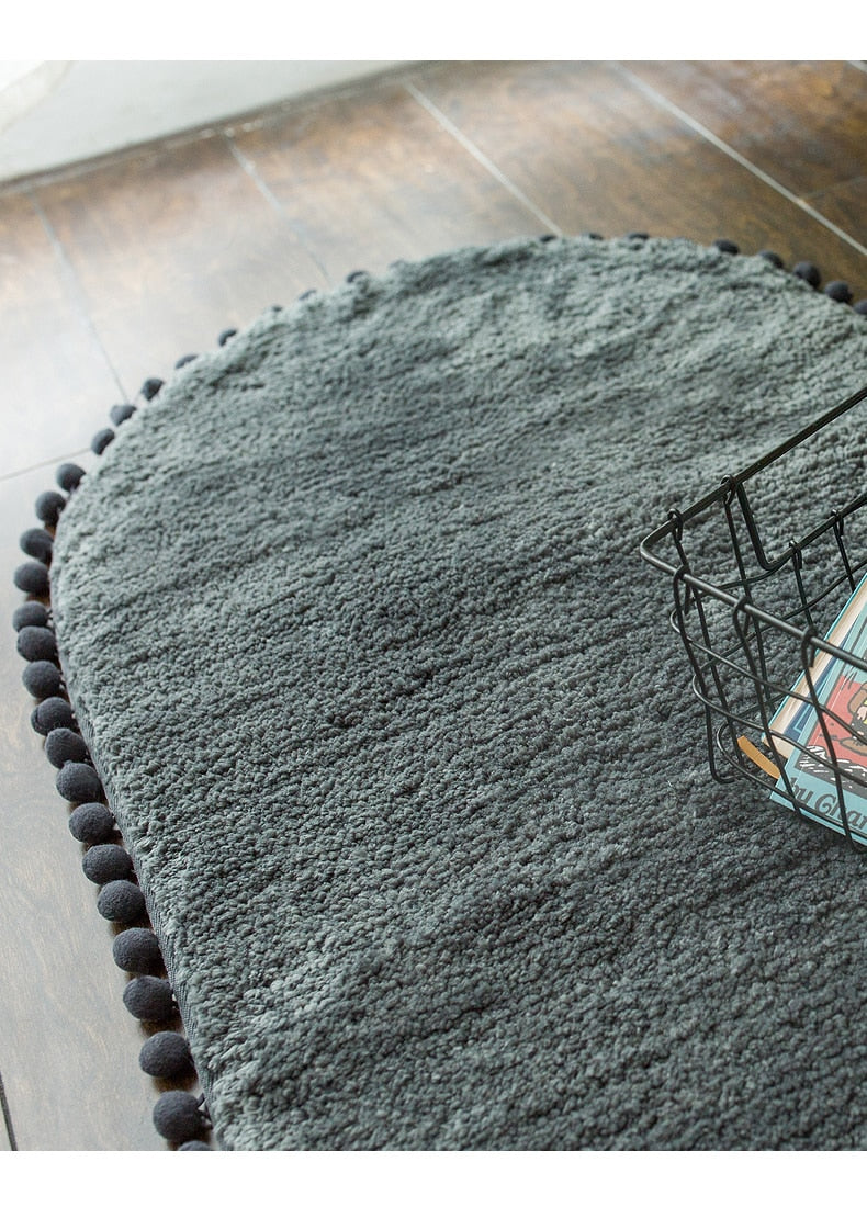 Ovaal vloerkleed met pompons en antislip