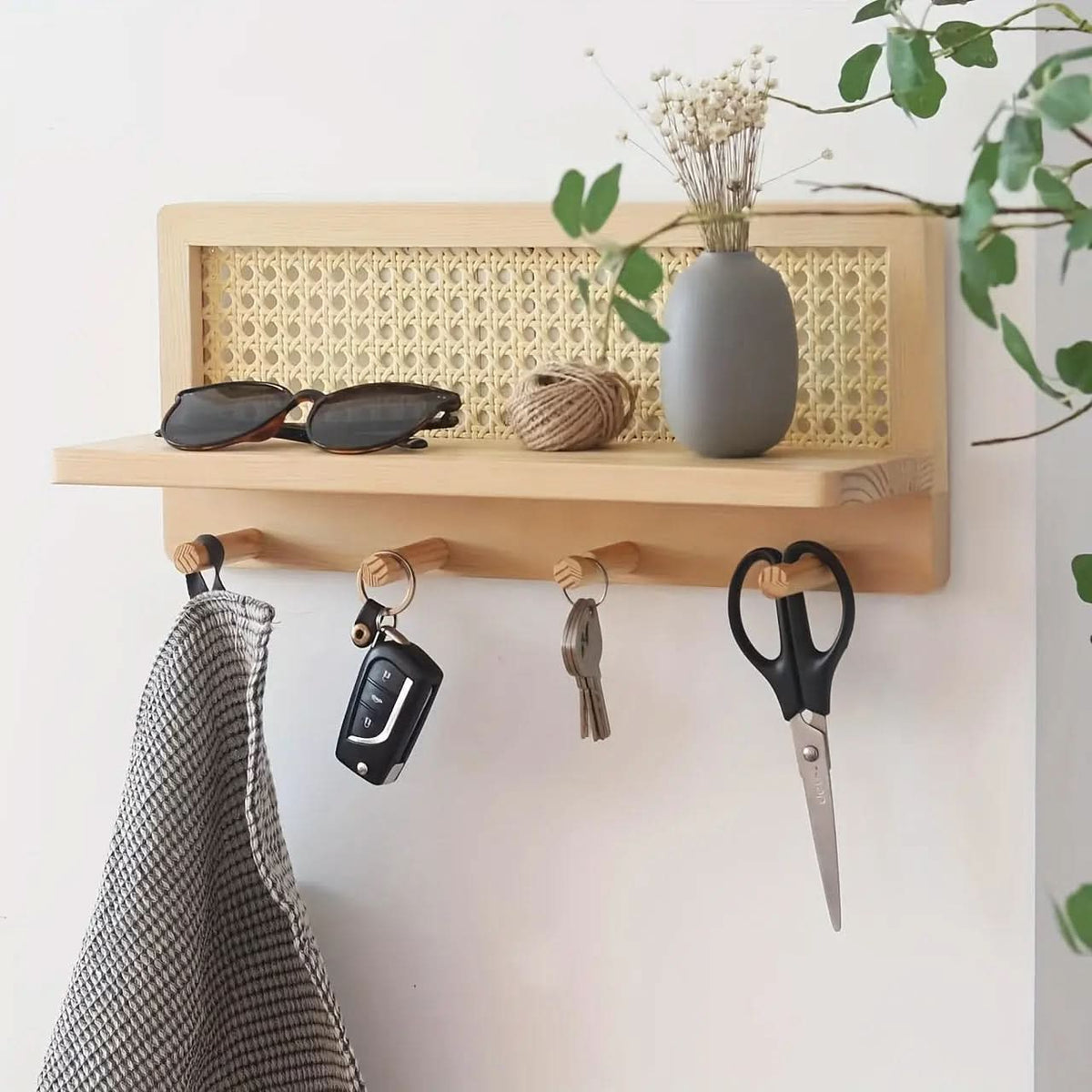 Houten wandplank met 4 haken en opbergruimte