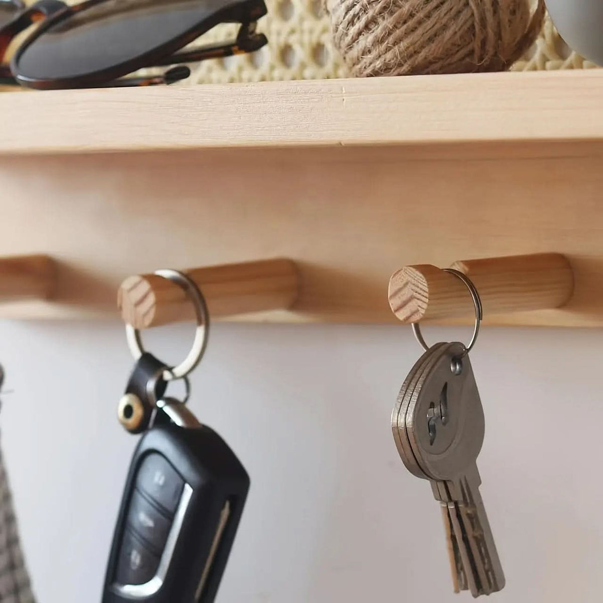 Houten wandplank met 4 haken en opbergruimte