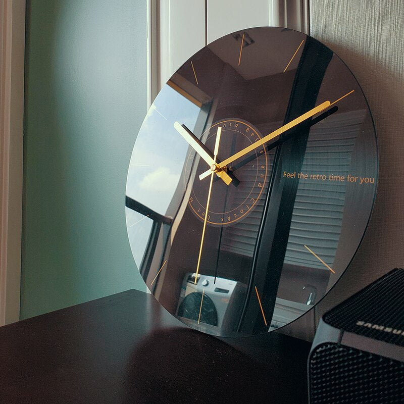 Glazen wandklok met stil uurwerk