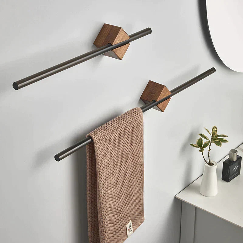 Houten handdoekhouder met minimalistisch wanddesign