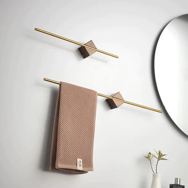 Houten handdoekhouder met minimalistisch wanddesign