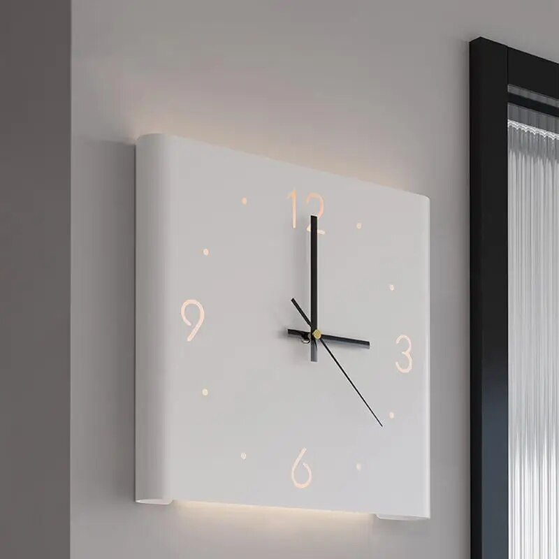 Vierkante wandklok met ledverlichting en stil uurwerk