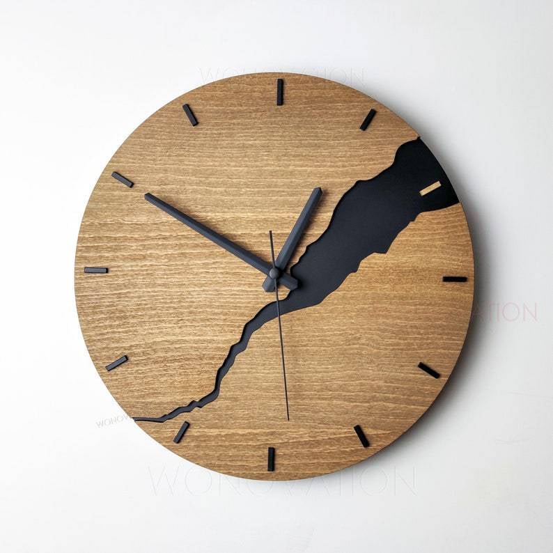 Houten wandklok met minimalistisch design