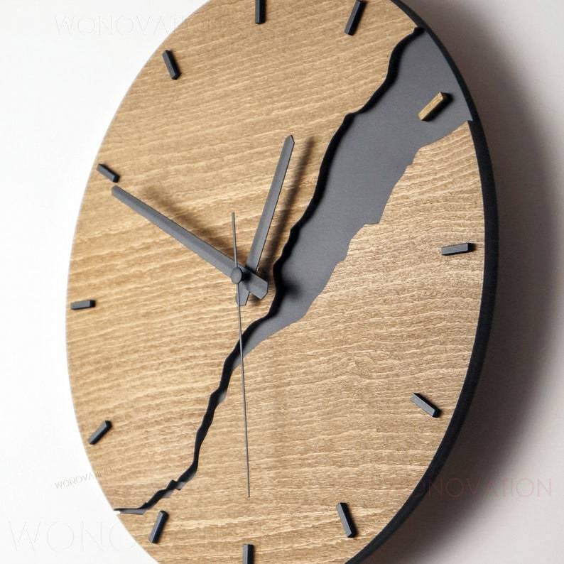 Houten wandklok met minimalistisch design