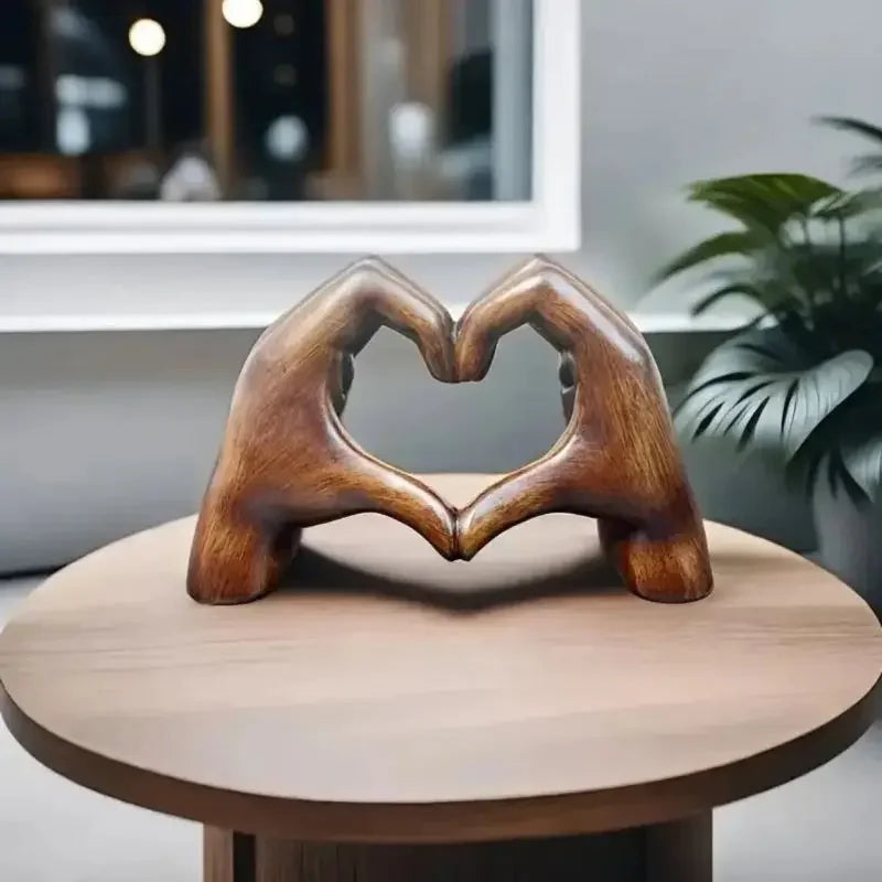 Handgemaakt houten hartbeeldje met natuurlijke houtnerf