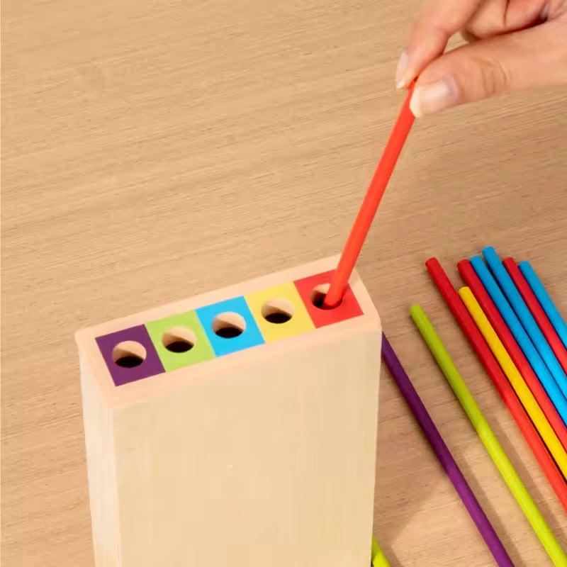 Houten stokkentoren spel met dobbelsteen voor kinderen