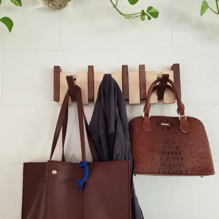 Houten wandkapstok met inklapbare magnetische haken