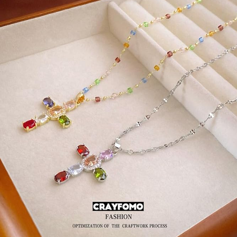 Kleurrijke ketting met kruisvormige hanger van strass