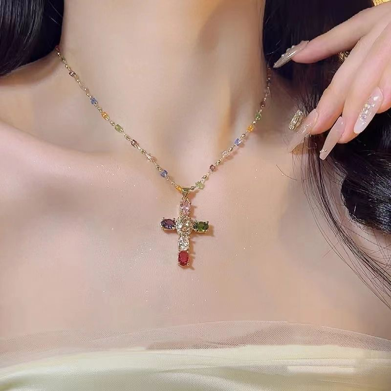 Kleurrijke ketting met kruisvormige hanger van strass