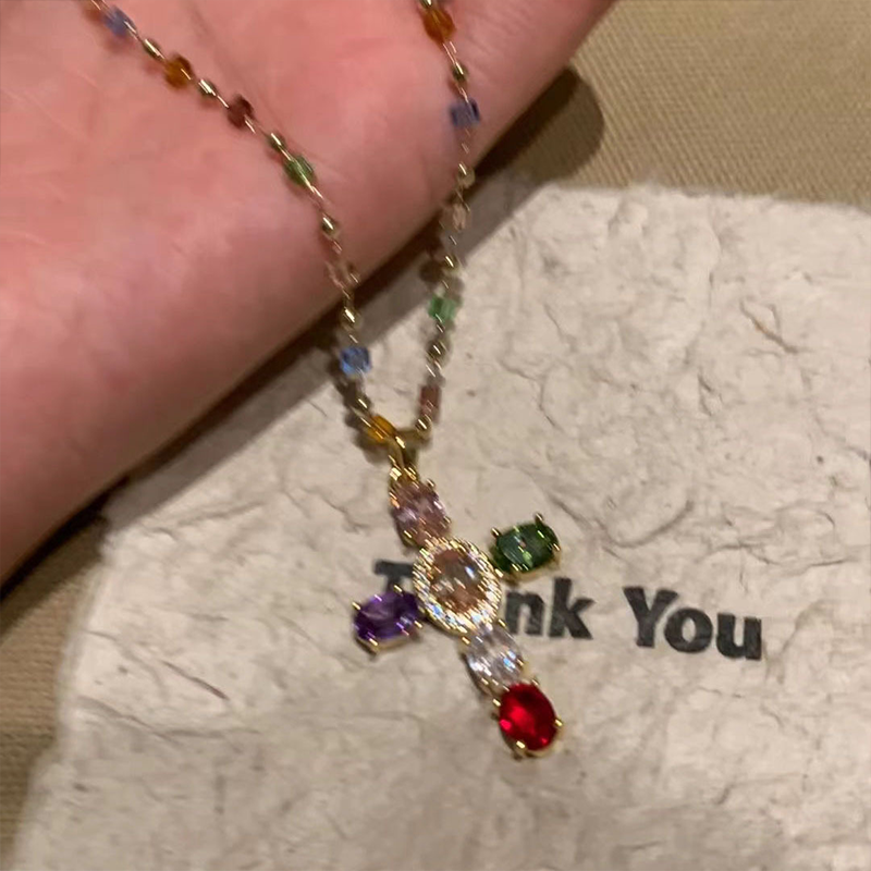 Kleurrijke ketting met kruisvormige hanger van strass