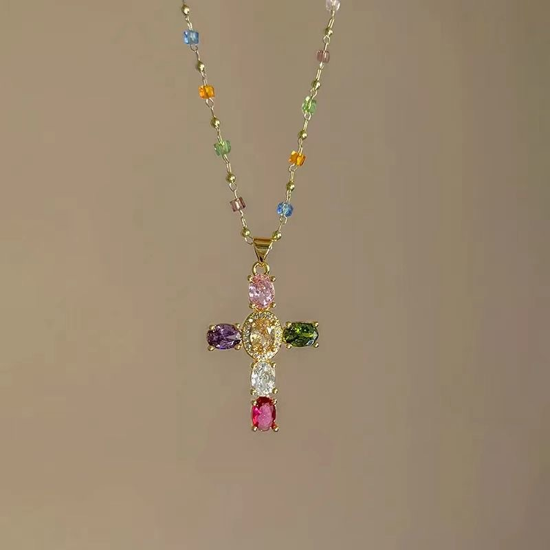 Kleurrijke ketting met kruisvormige hanger van strass