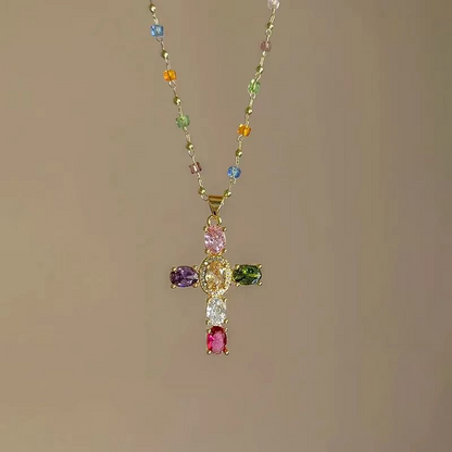 Kleurrijke ketting met kruisvormige hanger van strass