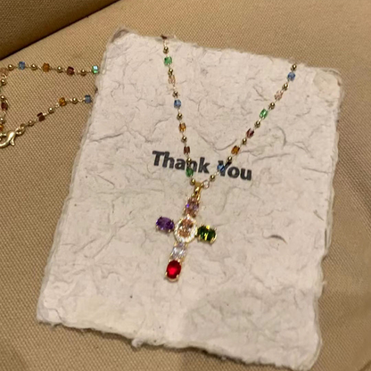 Kleurrijke ketting met kruisvormige hanger van strass