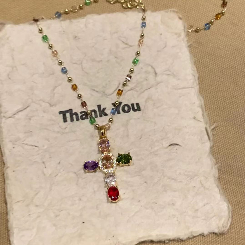 Kleurrijke ketting met kruisvormige hanger van strass