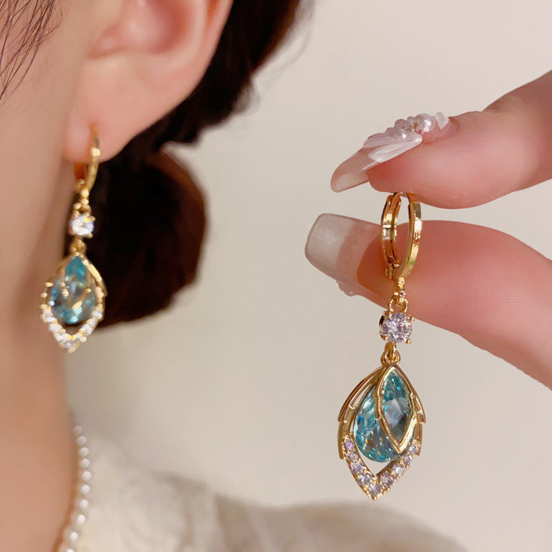 Hemelsblauwe druppel hoepeloorbellen met strass