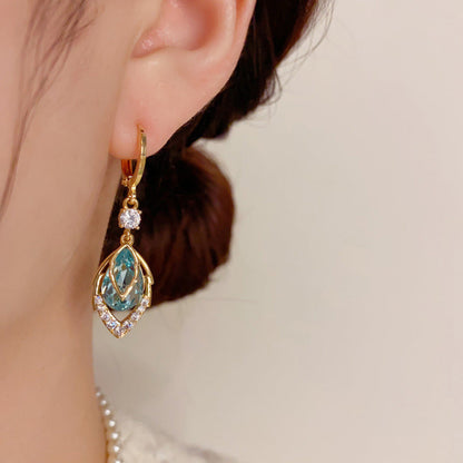 Hemelsblauwe druppel hoepeloorbellen met strass