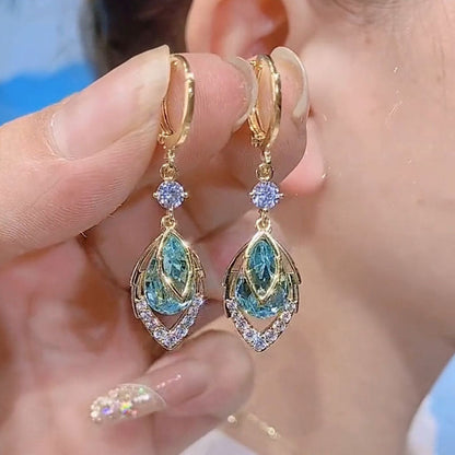 Hemelsblauwe druppel hoepeloorbellen met strass