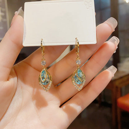 Hemelsblauwe druppel hoepeloorbellen met strass