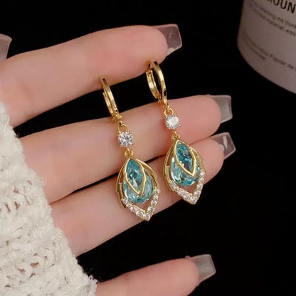 Hemelsblauwe druppel hoepeloorbellen met strass