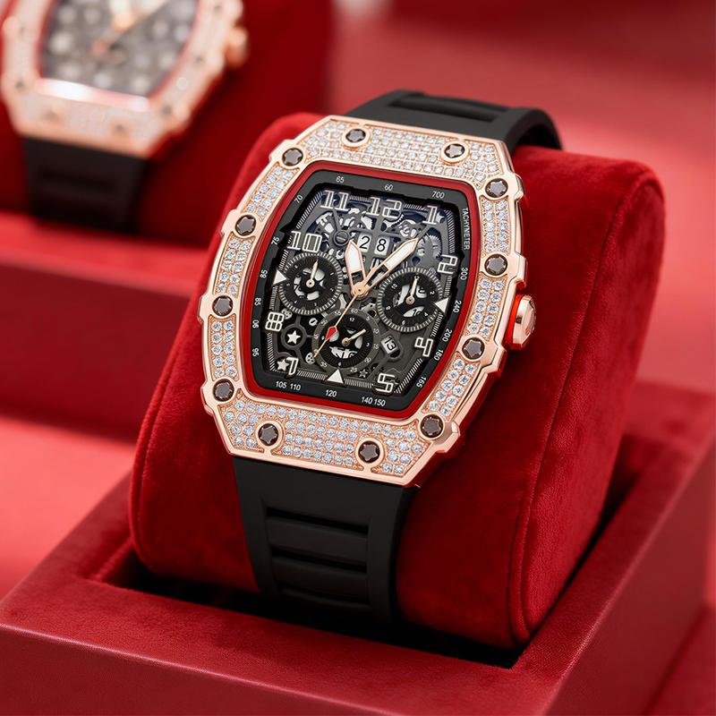 Luxe herenhorloge in tonneauvorm met strass-versiering