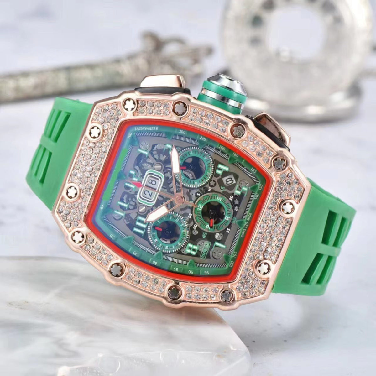 Luxe herenhorloge in tonneauvorm met strass-versiering
