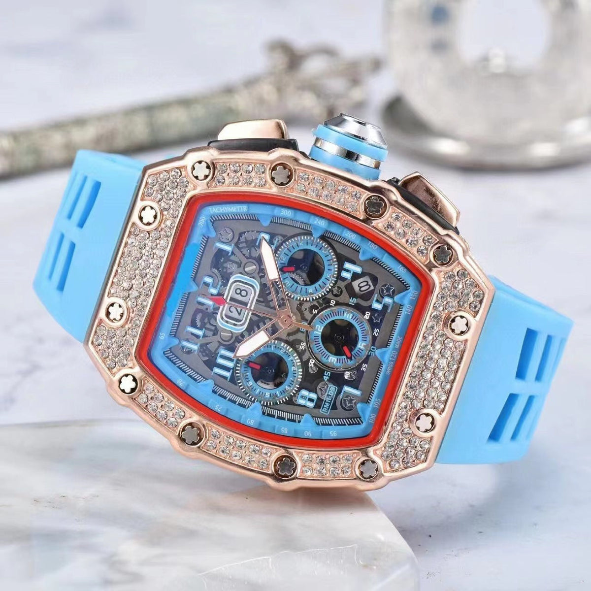 Luxe herenhorloge in tonneauvorm met strass-versiering