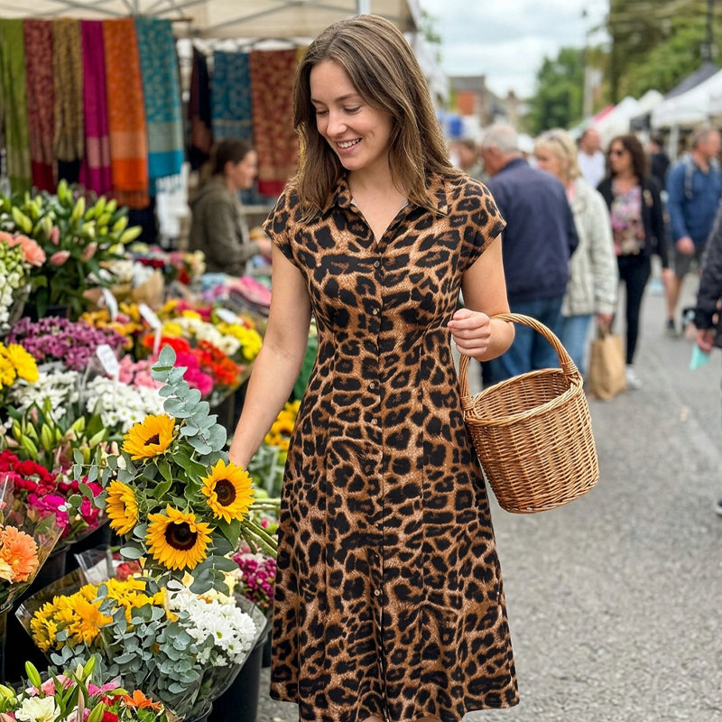 Elegante damesjurk met omgeslagen kraag en luipaardprint